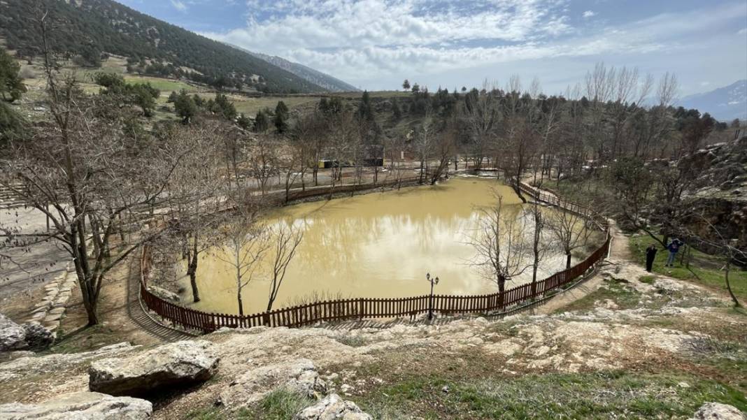 Yeşilgöz Gölü eski günlerine döndü: Depremlerde rengi değişmişti 12